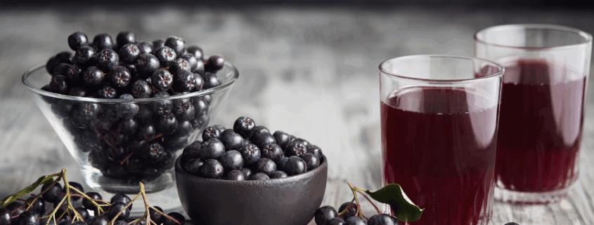 Aroniabeeren und Aronia Saft
