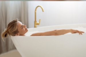 Frau in der Badewanne