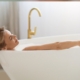 Frau in der Badewanne